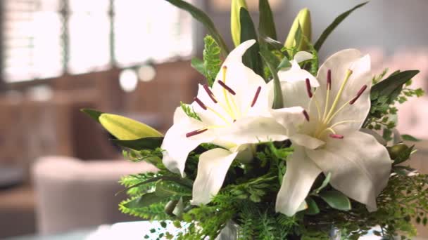 Bouquet de fleurs sur la table. Restaurant de luxe. Caméra tourner . — Video