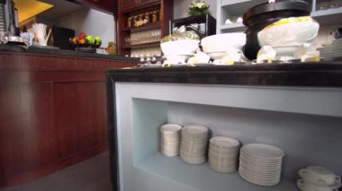 Tatlı. Pasta ve meyve bir restoranda. Kimse