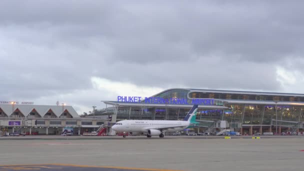 Új terminál a Phuket nemzetközi repülőterétől. Thaiföld. Airplain mozgó. Nap — Stock videók