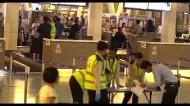 Güvenlik personeli'salonunda yeni Terminal Phuket Uluslararası Havaalanı. Kalabalık arka planı. Kamera yavaş uçan.