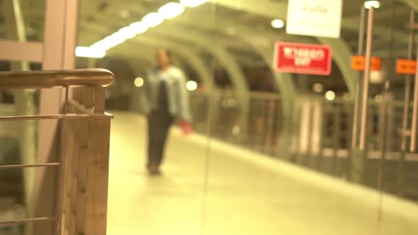 Jedna osoba chodzenie w Terminal.Woman Lotnisko spośród Focus niewyraźne rozmytym tle strzał w zwolnionym tempie. — Wideo stockowe