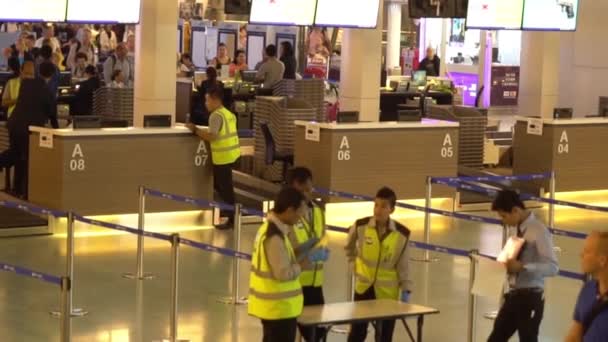 Bezpečnostní pracovníci v sále nového terminálu mezinárodního letiště Phuket. V pozadí davu. Létající kamera Slow motion. — Stock video