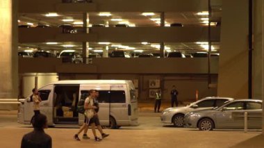 Phuket, Tayland - 2016 - yolcular Check-Phuket Uluslararası Havaalanı'na gidiş terminali kuyrukta bekle. Yeni Terminal.