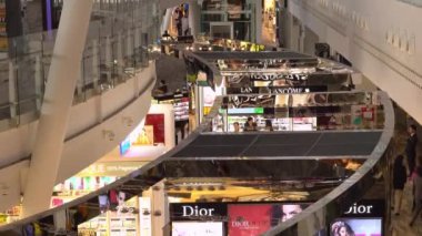 Phuket, Tayland - 2016 - yolcular Check-Phuket Uluslararası Havaalanı'na gidiş terminali kuyrukta bekle. Yeni Terminal.