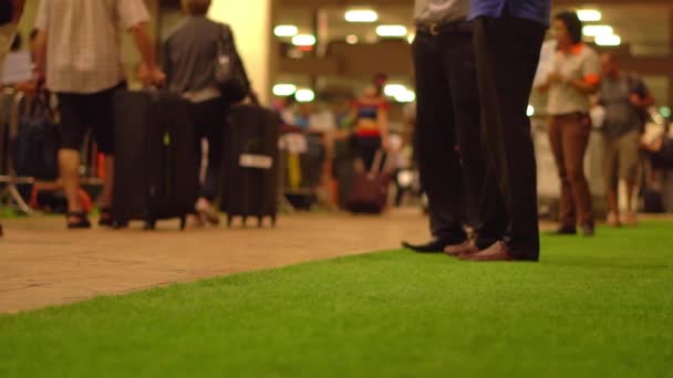 Толпа людей, идущих с багажом в международном аэропорту Пхукета, замедленная съемка — стоковое видео