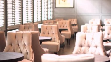 Vintage Restoran görüntüleri arka plan. Lounge alanı. Retro tarzı sandalyeler. Gün ışığı. Panorama.