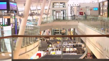 Phuket, Tayland - 2016 - yolcular Check-Phuket Uluslararası Havaalanı'na gidiş terminali kuyrukta bekle. Yeni Terminal.