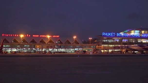 Phuket International Airport - 2016. Weergave van de nieuwe Terminal van het vliegveld. Nacht. — Stockvideo