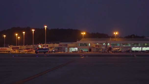 Flughafen Phuket - 2016. Blick auf das neue Terminal vom Flugplatz aus. Nacht. — Stockvideo