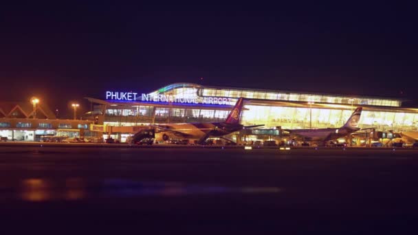 Phuket nemzetközi repülőtér - 2016. Az új terminál airfield-ból Kilátás. Éjszaka. — Stock videók
