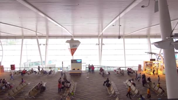 プーケット, タイ - 2016 - 乗客は、プーケット国際空港の出発ターミナルでのキューにチェックで待機します。新ターミナル. — ストック動画