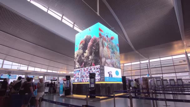 プーケット, タイ - 2016 - 乗客は、プーケット国際空港の出発ターミナルでのキューにチェックで待機します。新ターミナル. — ストック動画