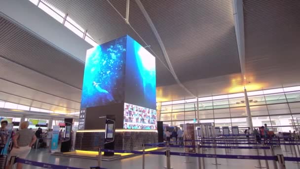 Phuket, Thailand - 2016 - passagiers wachten bij de check-in wachtrij in vertrek terminal Phuket International Airport. Nieuwe Terminal. — Stockvideo