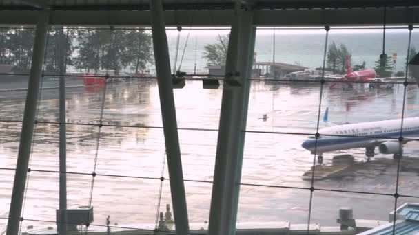 Filmación de Terminal Gate del aeropuerto. Vista de la ventana. Aeródromo. 4K — Vídeos de Stock