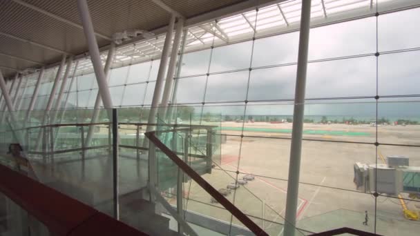 Filmación de Terminal Gate del aeropuerto. Vista de la ventana. Aeródromo. 4K — Vídeo de stock