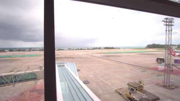 Filmación de Terminal Gate del aeropuerto. Vista de la ventana. Aeródromo. 4K — Vídeos de Stock