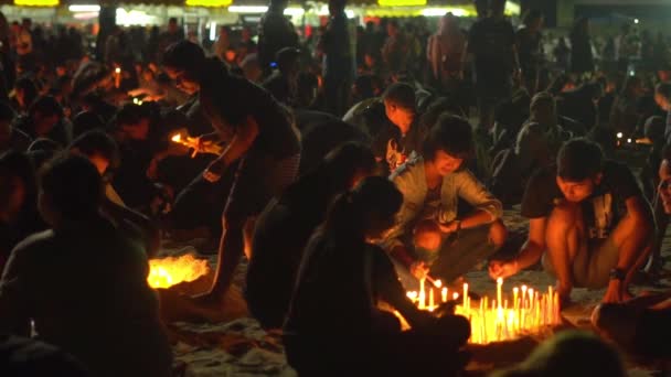 몇 천 주민과 관광객 위한 국왕 푸 미 폰 라마 9에 존경을 지불 촛불 행사 사판 힌 신사 앞에서 모여 검은 복장 입고. — 비디오