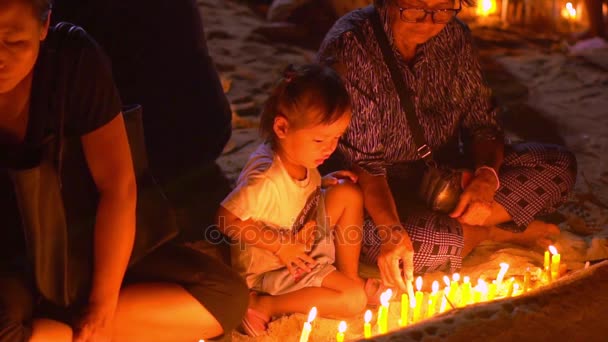 Vários milhares de residentes e turistas vestidos com trajes pretos se reuniram em frente ao santuário Saphan Hin para uma cerimônia à luz de velas para pagar respeito ao rei Bhumibol Rama 9 . — Vídeo de Stock