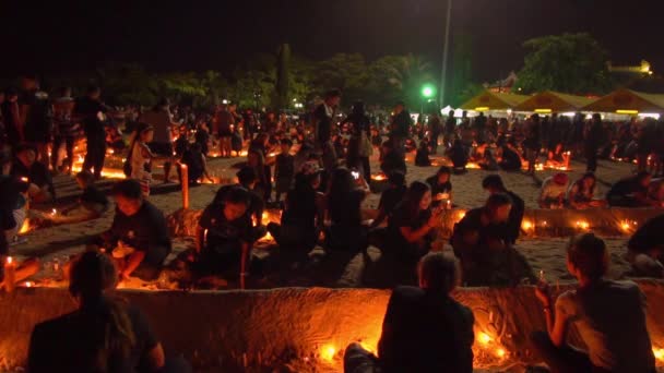 Mehrere tausend Einwohner und Touristen in schwarzen Gewändern versammelten sich vor dem Saphan-Hin-Schrein zu einer Zeremonie bei Kerzenschein, um König Bhumibol Rama 9 Respekt zu erweisen.. — Stockvideo