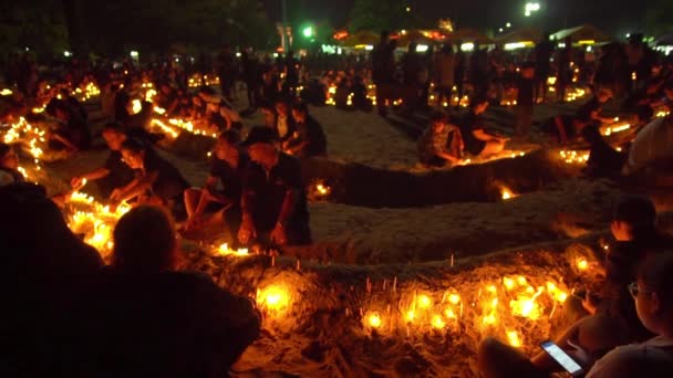 几个数千名居民和游客身着黑色服装，聚集在沙欣神社的烛光仪式，向国王普密蓬国王拉玛 9 敬意. — 图库视频影像