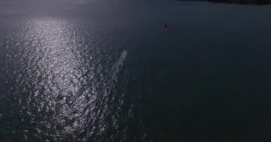 Mavi okyanus ötesinden, aşırı spor dron görüntüleri 4 k kayma kitesurfer havadan görünümü