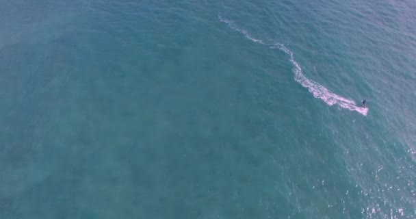 Vista aérea de kitesurfer deslizándose a través del océano azul, imágenes de drones de deporte extremo 4K — Vídeo de stock