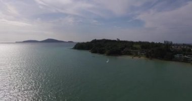 Mavi okyanus ötesinden, aşırı spor dron görüntüleri 4 k kayma kitesurfer havadan görünümü