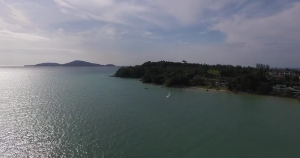 Luftaufnahme des Kitesurfers, der über den blauen Ozean gleitet, Extremsport-Drohnenaufnahmen 4k — Stockvideo