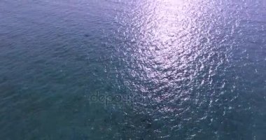 Kitesurfing tropik adada. Havadan görünümü: kitesurfer deniz binici ile yüksek hızda gidiyor. Seyahat kavramı. Tayland Phuket. 4k video