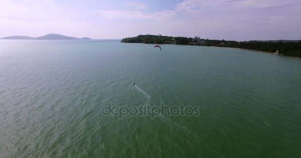 Vista aérea kite surf en tropical azul océano 4K — Vídeo de stock