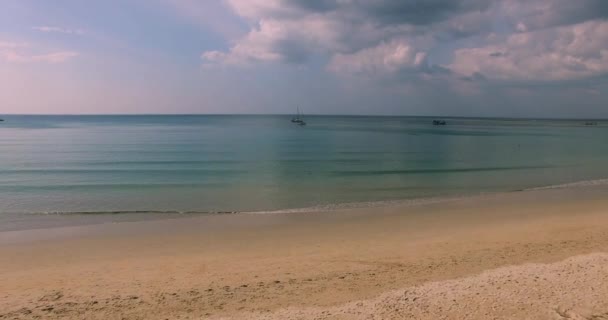 Luchtfoto beeldmateriaal. Vliegen dicht over tropische zandstrand en golven. Thailand. Phuket. Layan beach. 4k — Stockvideo