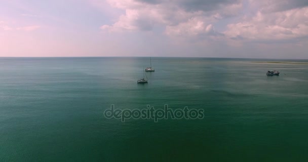 Filmati aerei. Volare vicino sopra le onde tropicali e yacht. Thailandia. Phuket. Spiaggia Layan. 4K — Video Stock