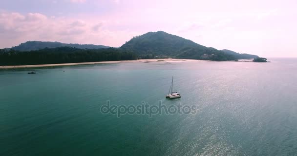 Imagens aéreas. Voando perto sobre a praia de areia tropical e iates. Tailândia. Phuket. Praia de Layan. 4K — Vídeo de Stock