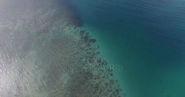 Havadan görüntüleri. Yakın tropikal okyanus su üzerinde uçan. Mercan resifleri. Tayland. Phuket. Layan beach. 4k