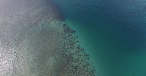 Luchtfoto beeldmateriaal. Vliegen dicht over tropisch oceaanwater. Koraalriffen. Thailand. Phuket. Layan beach. 4k — Stockvideo