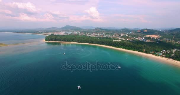 Imagens aéreas. Voando perto sobre a praia de areia tropical e iates. Tailândia. Phuket. Praia de Layan. 4K — Vídeo de Stock