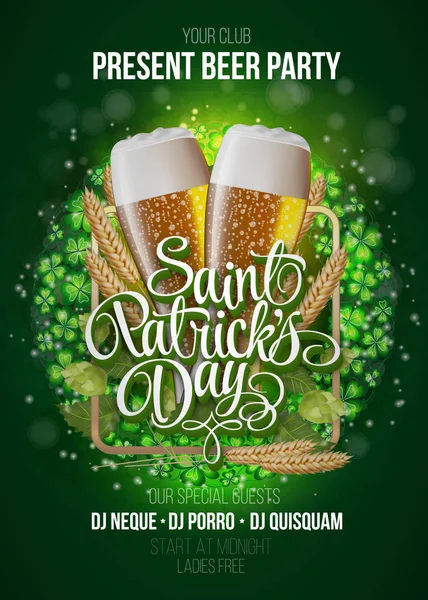 Cartel del Día de San Patricio. Cerveza de fondo verde fiesta con signo de caligrafía y dos vasos de cerveza amarilla. Ilustración vectorial — Vector de stock