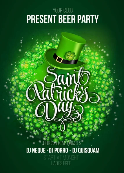 Saint Patricks Day Invitation Card Design with Treasure of Leprechaun on Blurred Green Background. Inscripción caligráfica Feliz día de San Patricio. Ilustración vectorial . — Vector de stock