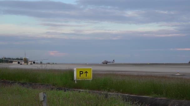 Thailland. Phuket international Airport. Airfield. Panorama — Stock Video