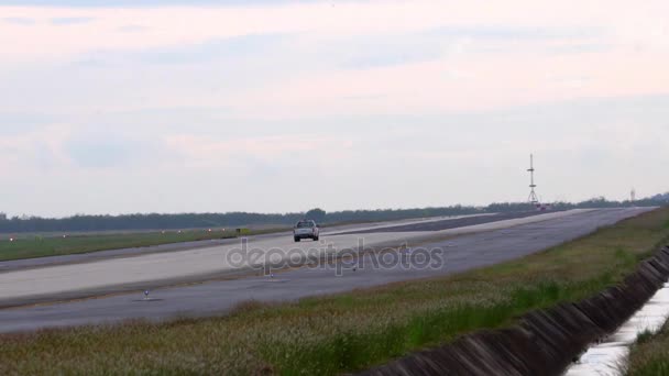 Thailland. Phuket nemzetközi repülőterétől. Airfield. A biztonsági autó jön le a kifutópályára. Lassú mozgás. — Stock videók