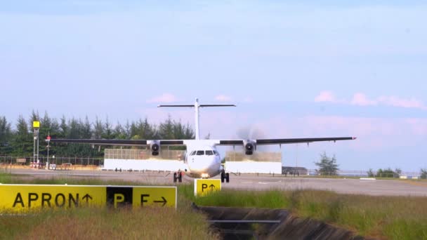 Thailand. Der internationale Flughafen Phuket. Flugplatz. Propeller starten zweimotorige Flugzeuge die Motoren. Zeitlupe. — Stockvideo