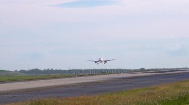 Ağır çekim. Uçak iniş.