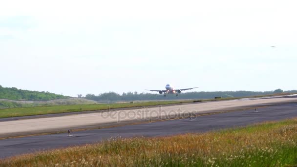 Thailland. Aeroporto internazionale di Phuket. Campo d'aviazione. Al rallentatore. Atterraggio aereo . — Video Stock