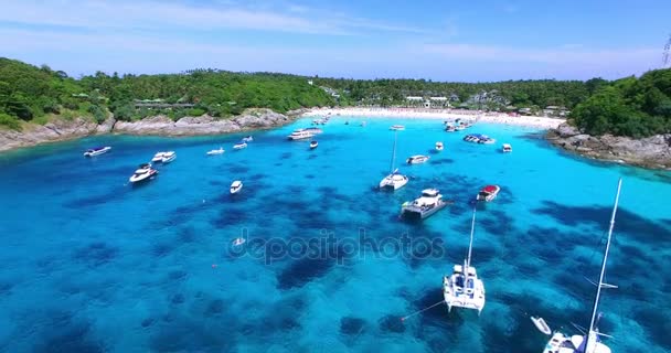 Playa de Racha Island. Tailandia, Phuket. Yates, Catamaranes y Barcos navegando en aguas cristalinas y azules del océano. Volando desde el océano a la playa de arena. Vista aérea. 4K . — Vídeo de stock