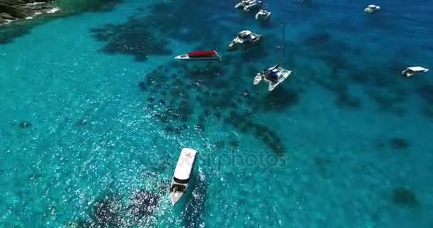 Praia da Ilha Racha. Tailândia, Phuket. Iates, Catamarãs e Barcos navegando em crrystal clara água azul do oceano. Voando de praia em oceano. Olha para baixo. Vista aérea. 4K . — Vídeo de Stock