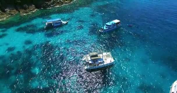 Racha παραλία του νησιού. Ταϊλάνδη, Πουκέτ. Γιοτ, καταμαράν και σκάφη που πλέουν στο crrystal σαφές μπλε νερό του ωκεανού. Απογείωση από ωκεανό ουρανό. Εναέρια άποψη. 4k. — Αρχείο Βίντεο