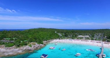 Raca Island Beach. Tayland Phuket. Yat, katamaran ve crrystal içinde yelken tekne mavi su okyanusun temizleyin. Okyanus uçan kumlu Plajı'na. Havadan görünümü. 4k.