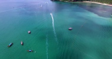 Güzel yeşil dağların doğru longtail teknelerle tropikal lagün üzerinde Krabi üzerinde uçan havadan görünümü