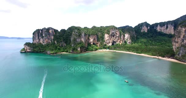 Luftaufnahme, die über die thailändische Insel in Richtung wunderschöner grüner Berge und weißer Sandstrände fliegt. krabi island, thailand — Stockvideo