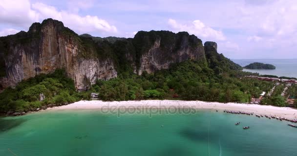 Havadan görünümü güzel yeşil dağlar ve beyaz kumlu plaj doğru Tay ada üzerinde uçan. Krabi Island, Tayland — Stok video